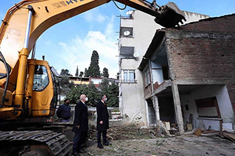 İlk kepçeyi başkan vurdu