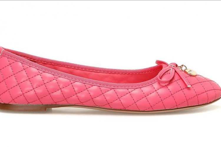 FLO İlkbahar-Yaz Babet Koleksiyonu'nu tanıttı