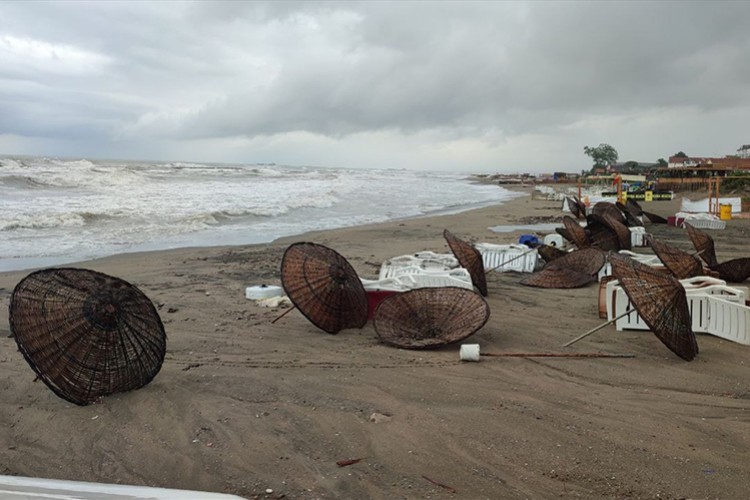 Sakarya'da olumsuz hava koşulları nedeniyle denize girmek yasaklandı