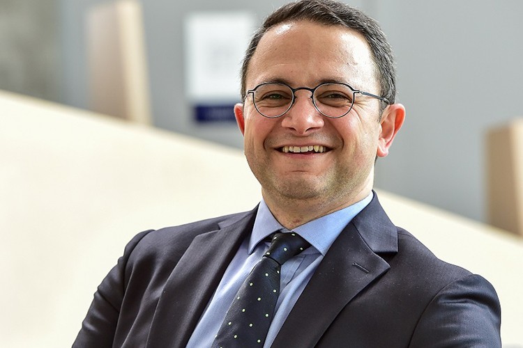 Göl kıyısında güneş enerjisi