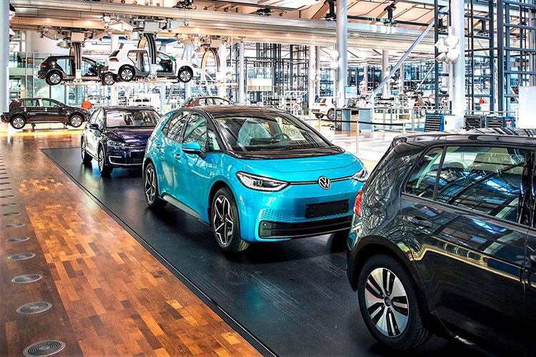 AB'de otomobil satışları artışını 16. aya taşıdı