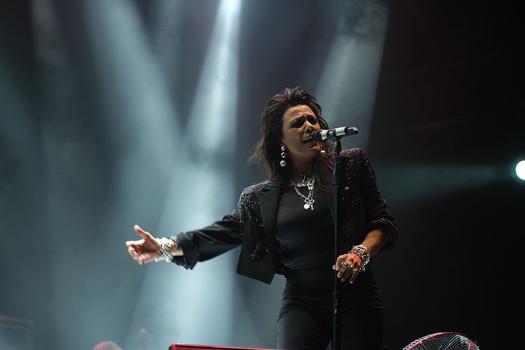 Yasemin Levy'den kadın dinleyicilere karanfil