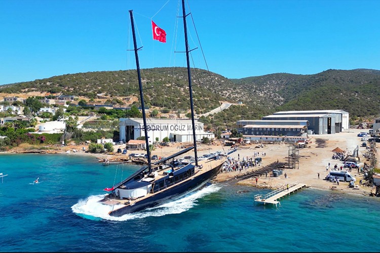 7 yılda inşa edilen 50,5 metrelik yelkenli yat denize indirildi