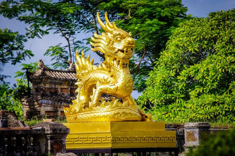 Parfüm Nehiri kıyısında bir gezintisi