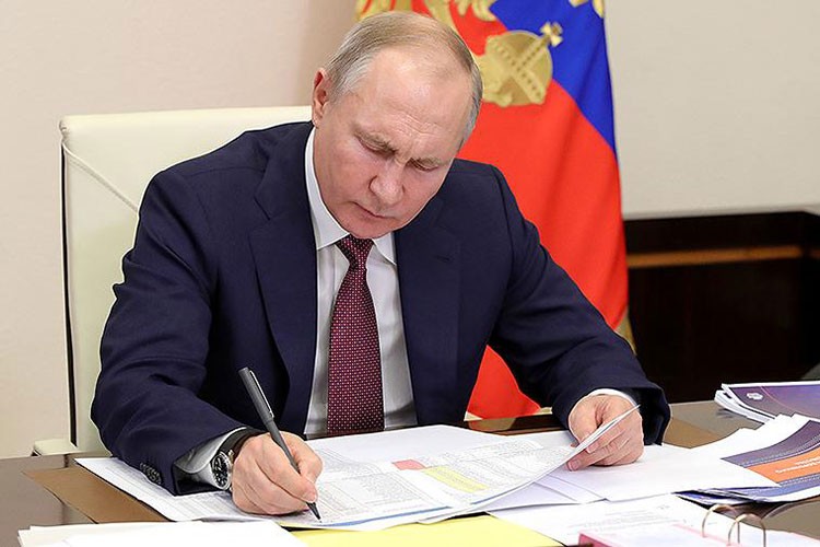 Putin, yabancı yatırımcılarla ilgili kararnameyi imzaladı