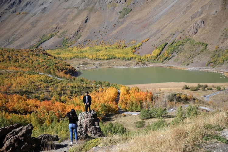 Doğaseverler Nemrut Krater Gölü'nü gezdi