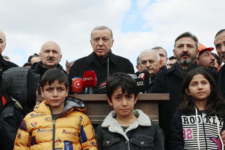 Çadırda kalmak istemeyene 1 yıl kira bedeli ödenecek