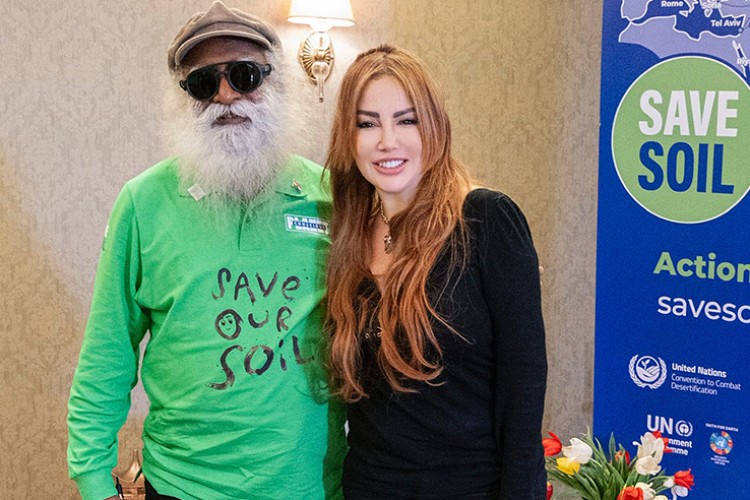 Gazeteci Ayşegül Ekinci Hintli Sadhguru ile kitap çıkarıyor