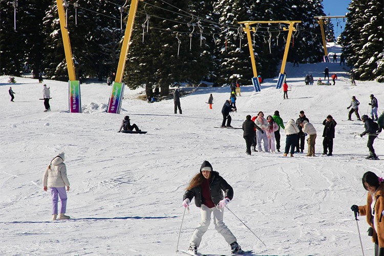 Uludağ'da yarıyıl tatilinin ilk gününde pistler doldu