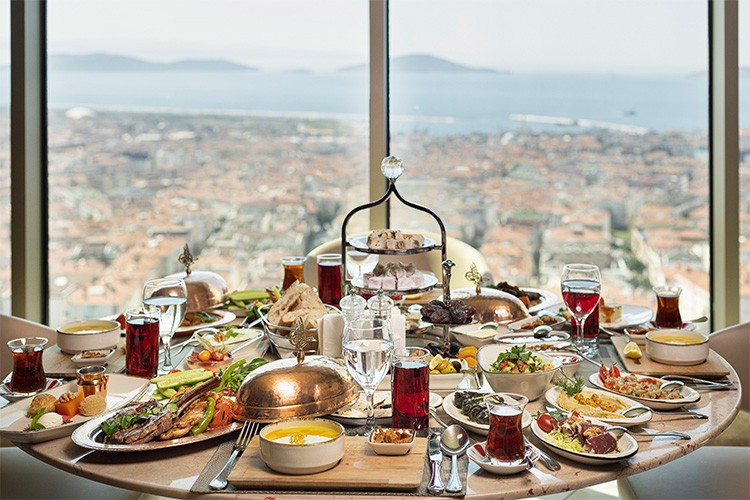 Misafirlerini Ramazan Sofrasına Davet Ediyor