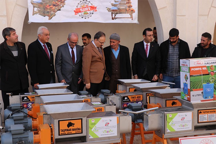 Üreticiye üzüm sıkma makinesi ve arıcılık malzemesi dağıtıldı