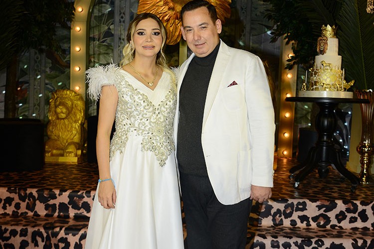 Mermer çiftinin mutlu günü