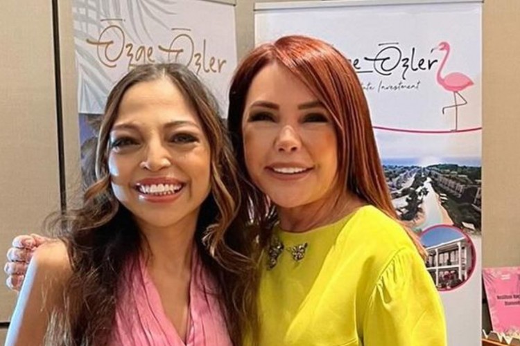 Özge Özler katıldığı davette ilgi odağı oldu