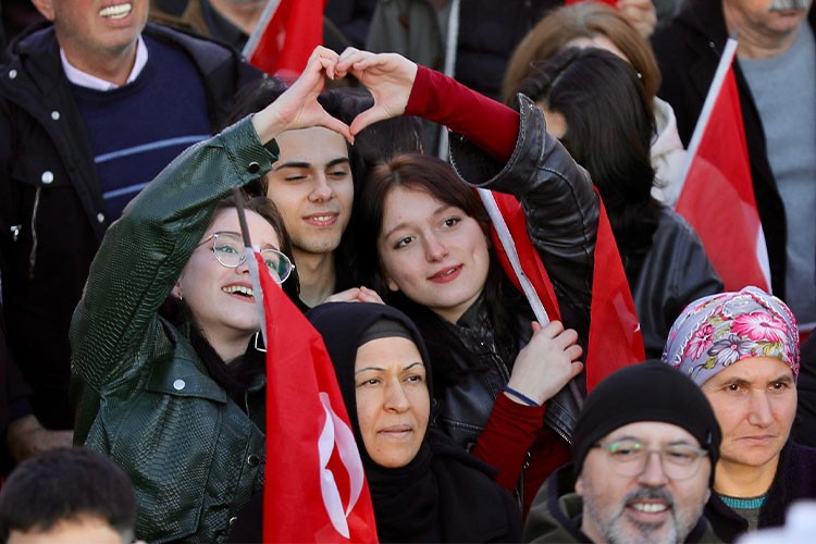 ÖZEL VE İMAMOĞLU, SULTANGAZİ'DE HALKLA BULUŞTU