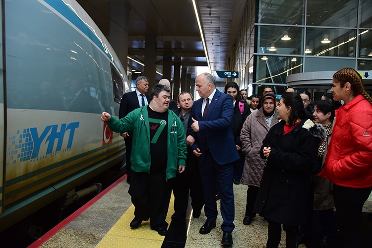 Özel gereksinimli bir grup ilk defa hızlı trenle seyahat etti