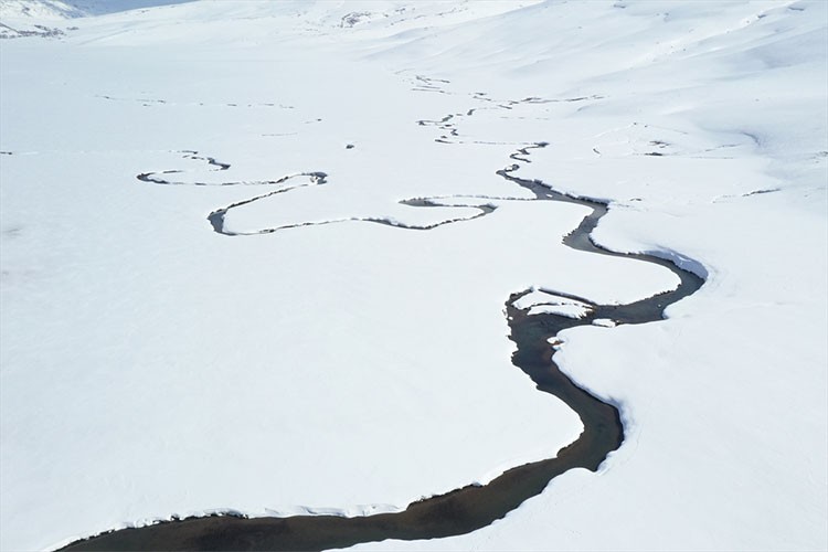 Ağrı'da karla kaplı menderesler görsel şölen sunuyor