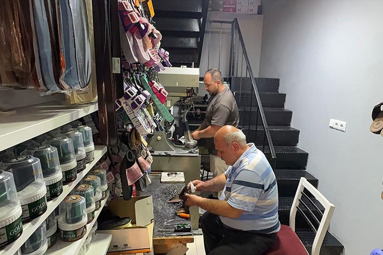 Giresun'da baba oğul 20 yıldır birlikte ayakkabı tamir ediyor