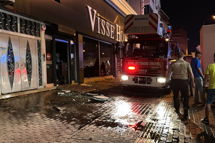 Bursa'da bir mağazada çıkan yangın söndürüldü