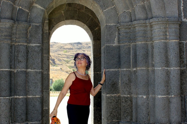 Koyu Mavi Bir Yolun İlk Romanı