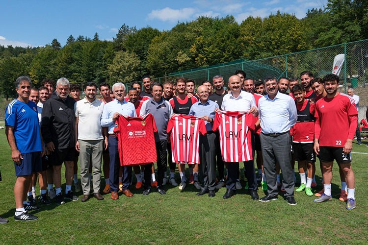 Bakan Şimşek, Batman Petrolspor'un Bolu kampını ziyaret etti