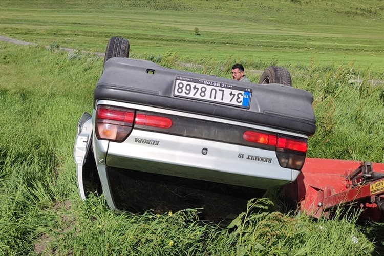 Ardahan'da devrilen otomobildeki 5 kişi yaralandı