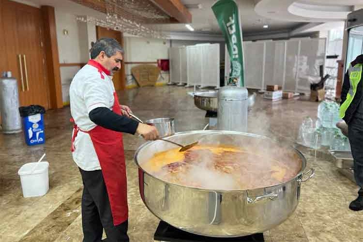 Deprem Bölgesindeki Kazanlar Afetzedeler İçin Kaynıyor