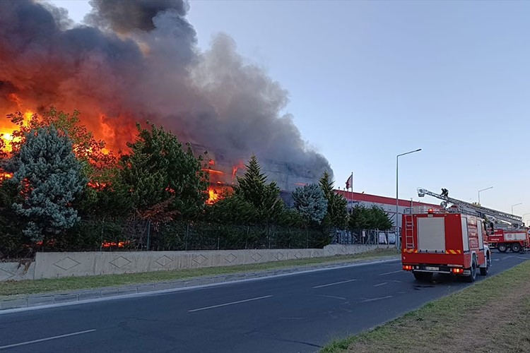 Tekirdağ'da fabrikada çıkan yangına müdahale ediliyor