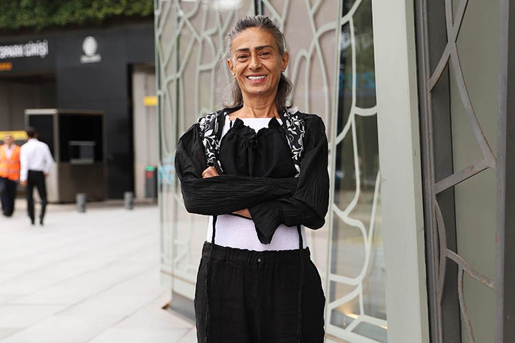 Yıldız Tilbe ruj almaya gitti