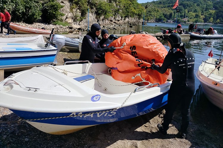 Kastamonu'da batan "Maviş" isimli tekne denizden çıkartıldı