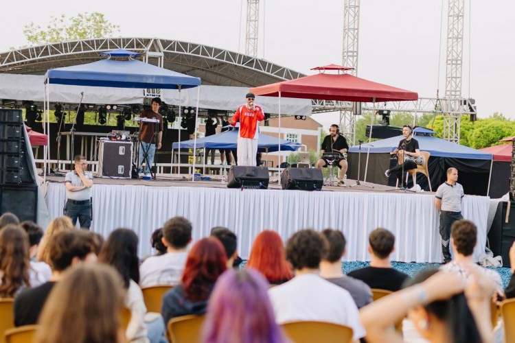 Yeni şarkısını ilk defa canlı seslendirdi