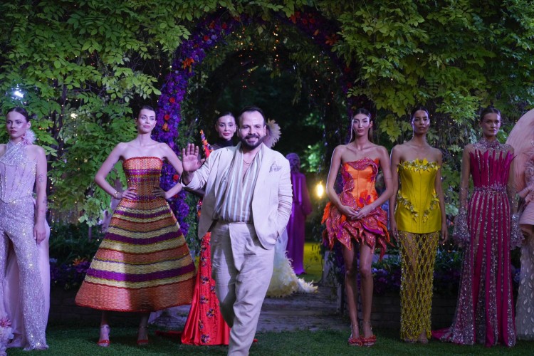 Murat Acar'dan tarihi köşkün bahçesinde defile