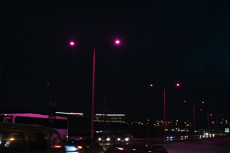 Bursa'da sokak lambaları meme kanseri farkındalığı için pembe yanıyor