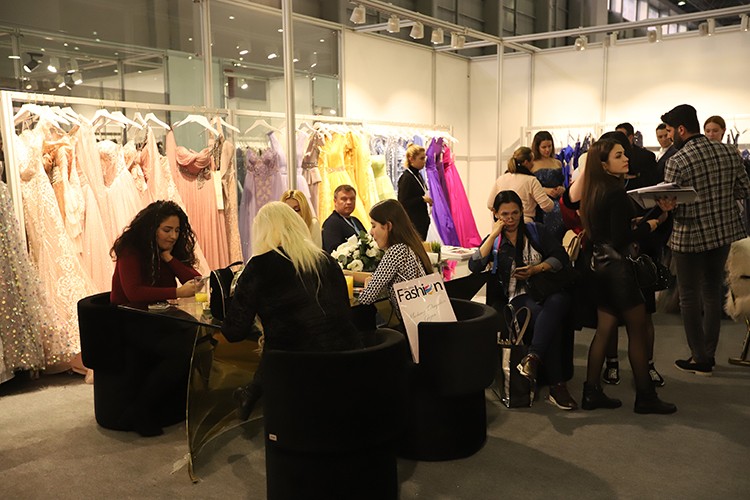 Gelinlik ve damatlıklar fuarda