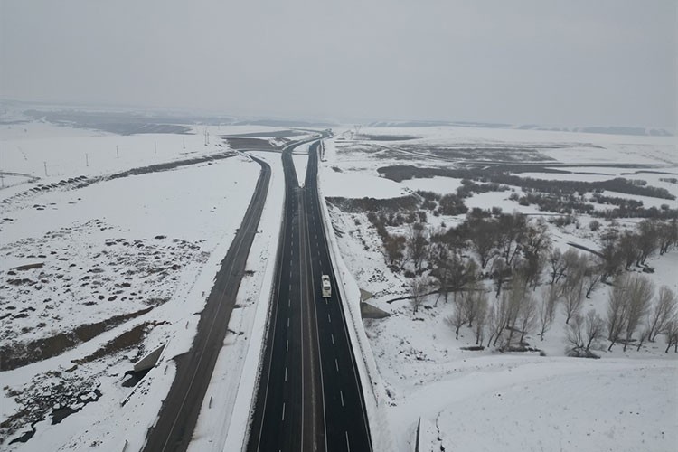 Buzla kaplanan Murat Nehri dronla görüntülendi