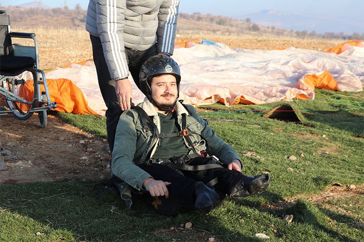 Bedensel engelli Bekir'in yamaç paraşütü hayali gerçekleşti