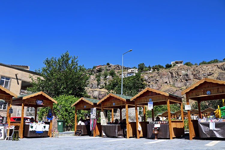 Bu pazarda sadece kadınların el emekleri satılıyor