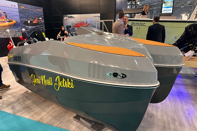 Yerli üretim Mini Katamaran fuarda ilgi odağı oldu
