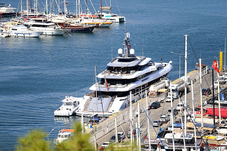 Fethiye'de lüks yat Polestar'a yakıt ikmali yapıldı