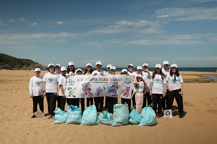 Bir saatte 33 kilo çöp topladı