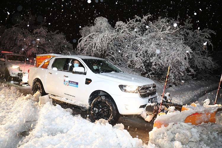 Başkan karla mücadele için sahadaydı