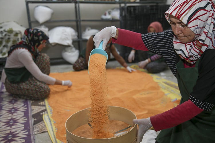 Uşaklı kadınların tarhana imecesi girişim hikayesine dönüştü