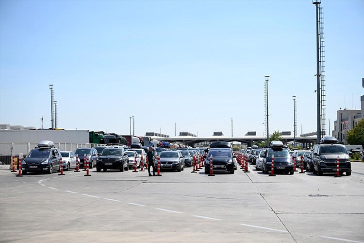 Kapıkule'de 2024'ün araç ve yolcu çıkış rekoru kırıldı