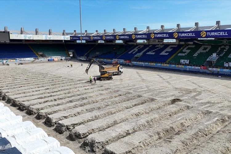 Çaykur Rizespor, stat zeminini iyi bir futbolcu parasına yeniliyor