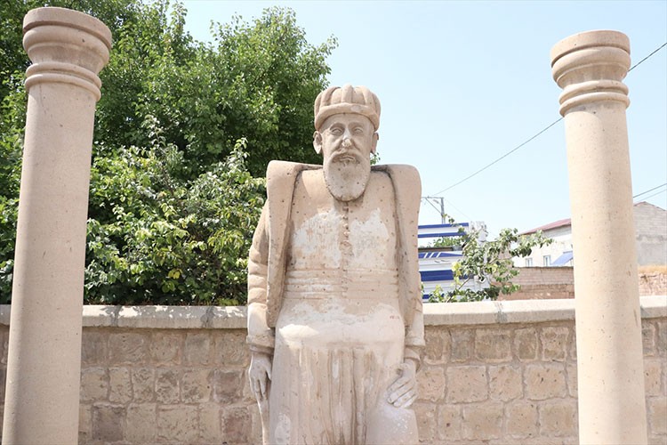 Mimar Sinan'ın tahrip edilen heykeli onarıldı