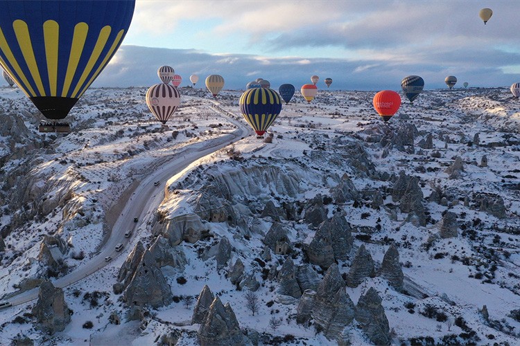 Balonlar 18 gün aradan sonra gökyüzünü renklendirdi