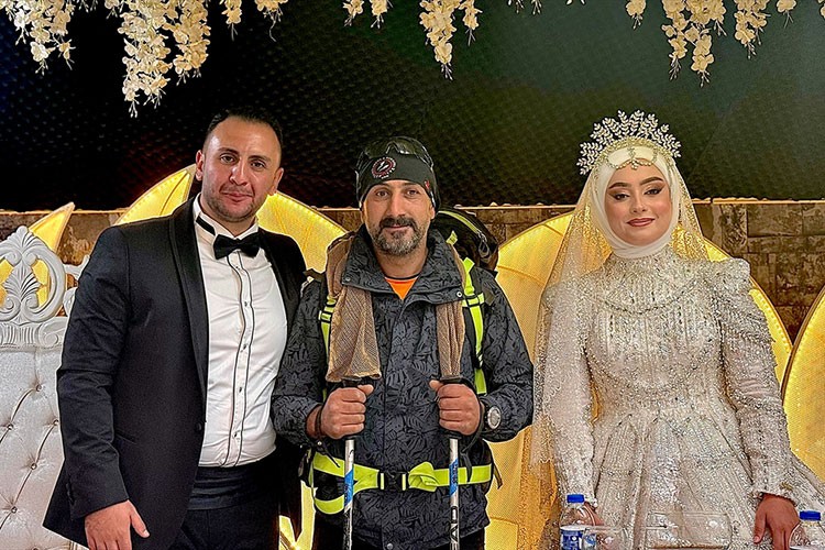 Ağrı Dağı'nın zirvesinden indi, dağcı kıyafetiyle düğüne katıldı