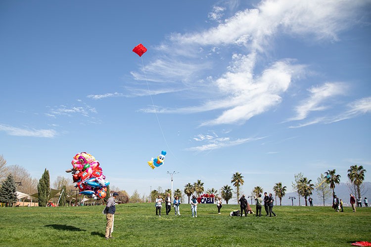 Çocuklara uçurtma etkinliği düzenledi