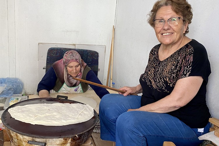 Emekli öğretmenler gözleme yaparak öğrencilere destek oluyor