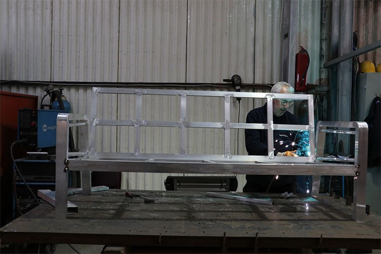 Girişimci kadın bahçe mobilyası üretiyor