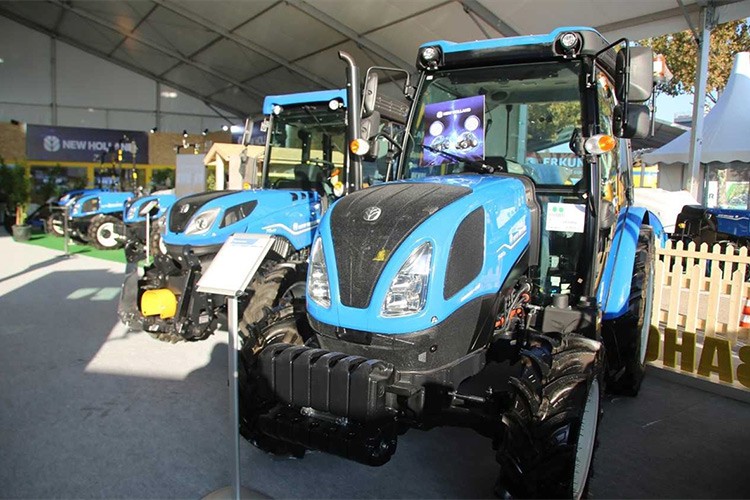 Üç yeni traktörü Bursa Tarım Fuarı'nda görücüye çıkardı